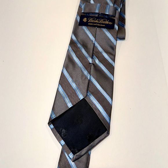 Brooks Brothers Men's Silk Necktie in Grey and Blue - Picture 2 of 4